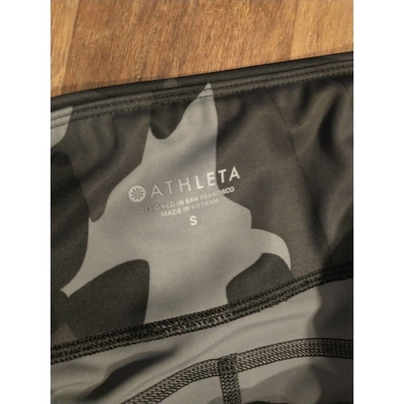 ATHLETA EUC Camo Contender 7/8 Leggings Black Gray Sz SMALL 283284-00 Zip Pocket - Picture 2 of 6